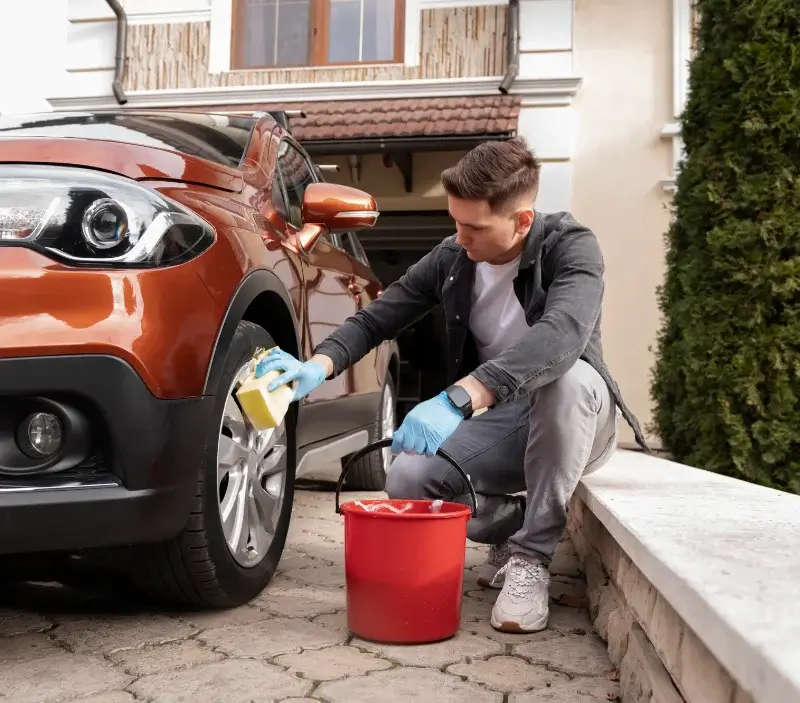 Lavage auto à domicile Lamongerie : professionnel intervenant sur un véhicule
